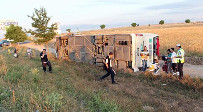 Yolcu otobüsü şarampole devrildi, tam 25 kişi yaralandı 