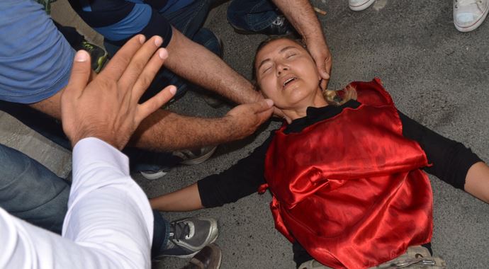DİSK&#039;in önü savaş alanı! Kovdukları kadını bu hale getirdiler