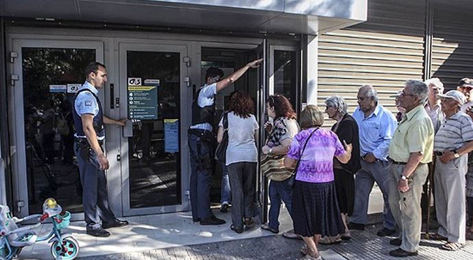 Yunanistan'daki bankalar anlaşmaya rağmen kapalı Yunanistan'daki bankalar anlaşmaya rağmen kapalı