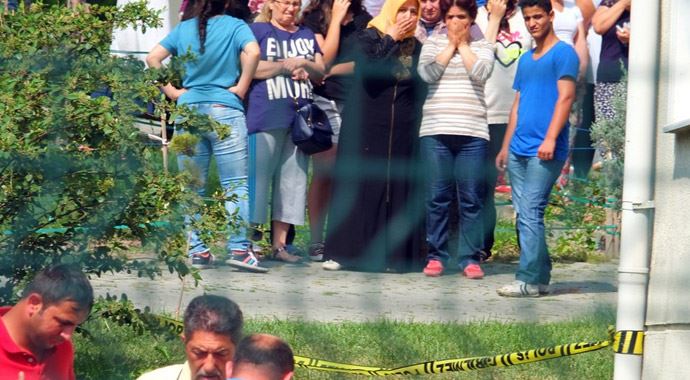 8. kattan düşen 2,5 yaşındaki çocuk öldü 8. kattan düşen 2,5 yaşındaki çocuk öldü