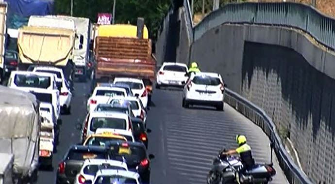 İstanbul'da şerit ihlali yapan sürücülere ceza yağdı İstanbul'da şerit ihlali yapan sürücülere ceza yağdı