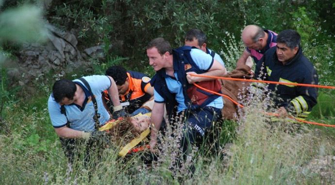 Motosikletle uçuruma yuvarlanan genç kız kurtarıldı Motosikletle uçuruma yuvarlanan genç kız kurtarıldı