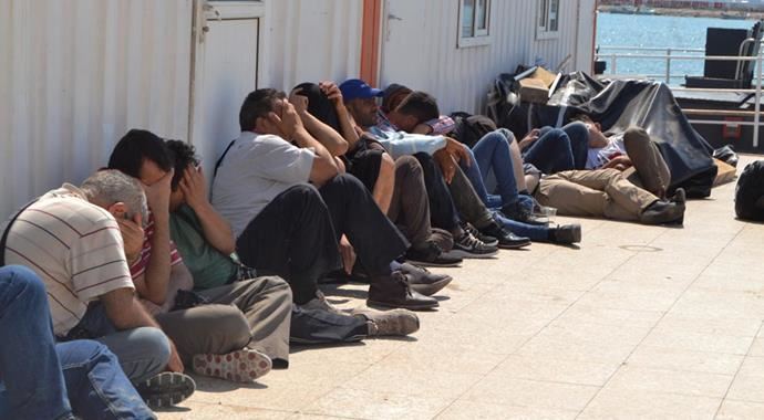 Ayvalık'ta 52 kaçak yakalandı Ayvalık'ta 52 kaçak yakalandı