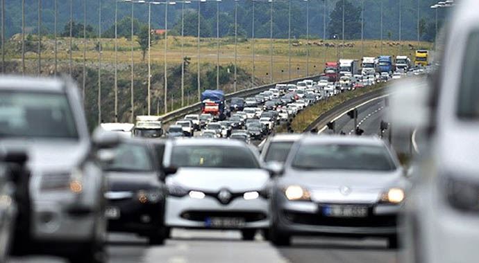 TEM otoyolundaki yoğunluk devam ediyor TEM otoyolundaki yoğunluk devam ediyor