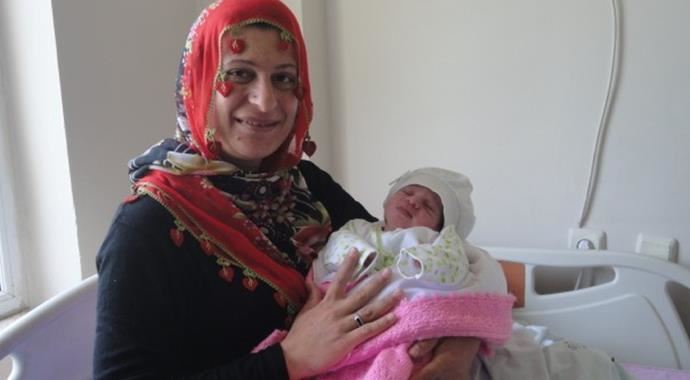 Sancısı gelen kadın ambulansta doğurdu! Sancısı gelen kadın ambulansta doğurdu!