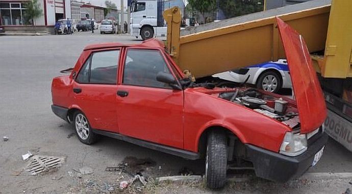 Otomobil, kamyon kasasındaki aparta çarptı