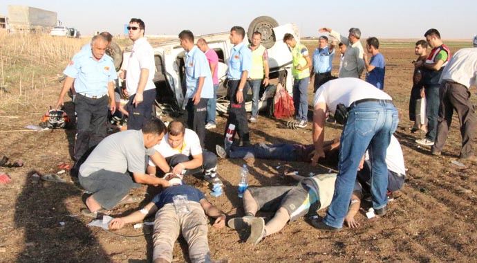 Mardin'de Iraklıları taşıyan minibüs devrildi, 12 kişi yaralandı