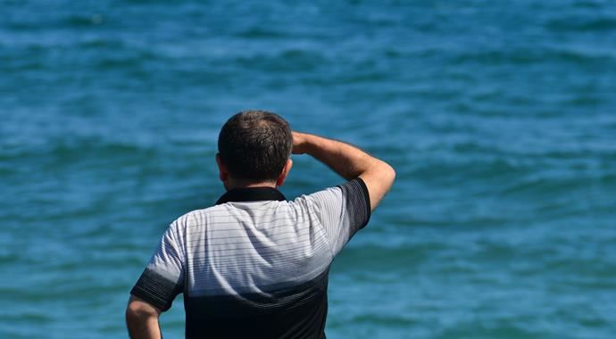 Denizde kayboldu, herkes onu arıyor!