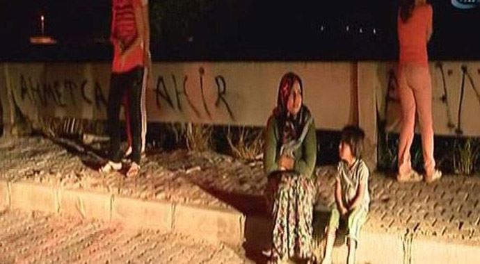 Karkamış'ta 'IŞİD vuracak' söylentisi vatandaşları sokağa döktü Karkamış'ta 'IŞİD vuracak' söylentisi vatandaşları sokağa döktü