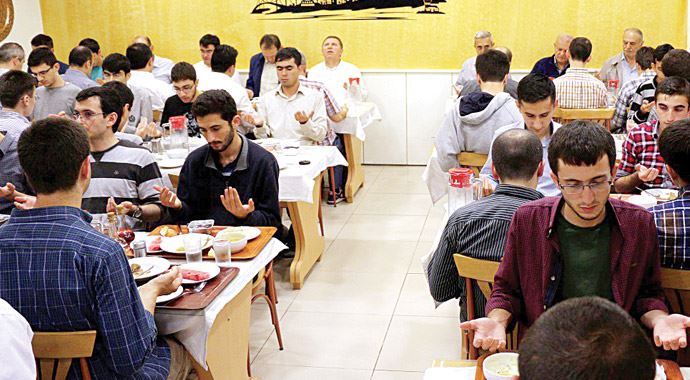 Her gün 3500 öğrenciye iftar