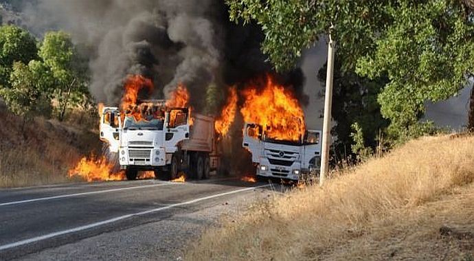 Yol kesen teröristler 3 aracı ateşe verdi