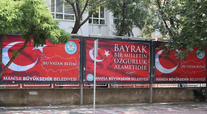 Bilboardlardan Türk bayrağı resimlerinin söküldüğü iddiası Bilboardlardan Türk bayrağı resimlerinin söküldüğü iddiası