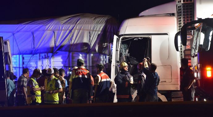 TEM'de alkollü TIR sürücü kaza yaptı