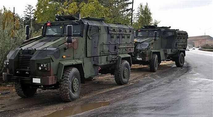 Silvan'da askeri aracın geçişi sırasında patlama Silvan'da askeri aracın geçişi sırasında patlama