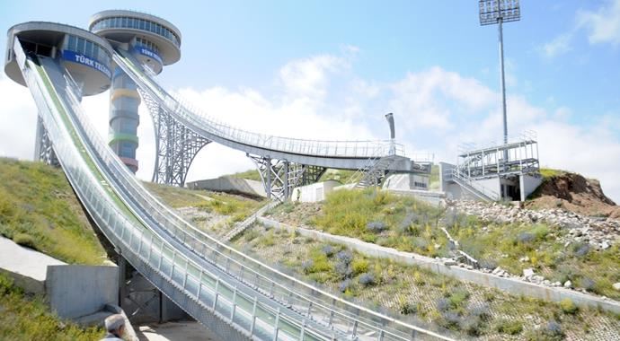 Atlama kulelerinde iş kazası, yaralılar var Atlama kulelerinde iş kazası, yaralılar var