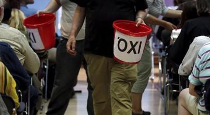 İngiltere'de kovalarla Yunanistan'a yardım toplandı İngiltere'de kovalarla Yunanistan'a yardım toplandı