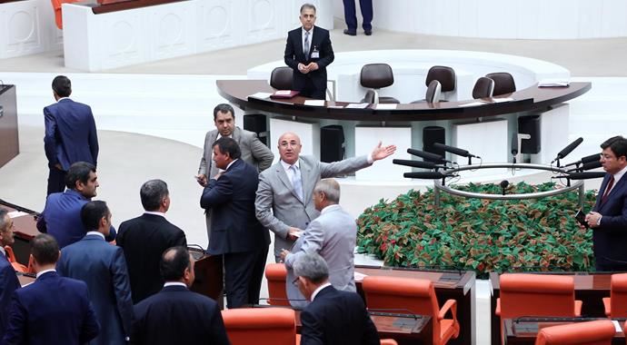 Boş Meclis'te kavga çıktı! Boş Meclis'te kavga çıktı!