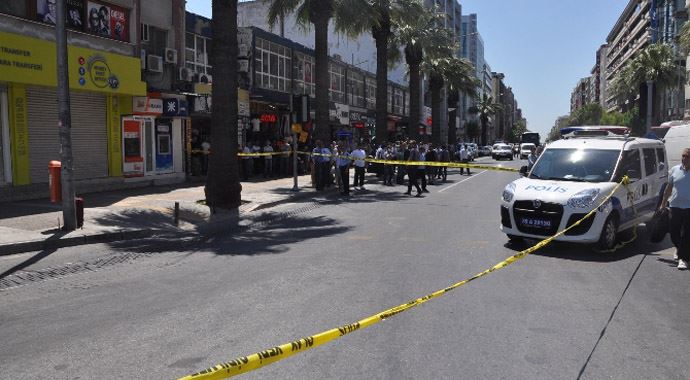 İzmir'in göbeğinde bomba paniği İzmir'in göbeğinde bomba paniği