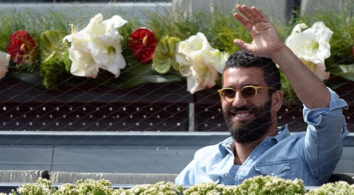 Arda Fenerbahçe bayrağını beğendi Arda Fenerbahçe bayrağını beğendi