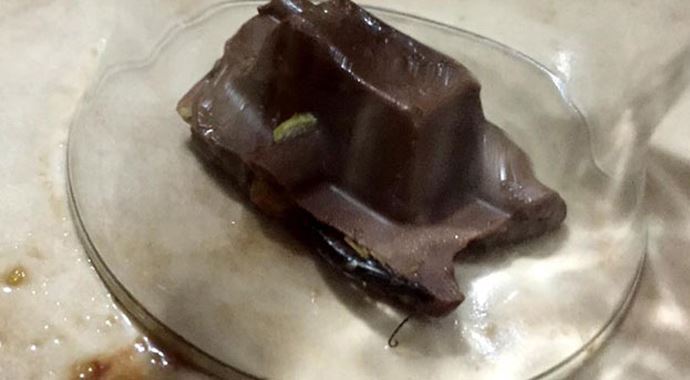Isırdığı çikolatadaki böcek dilini soktu!