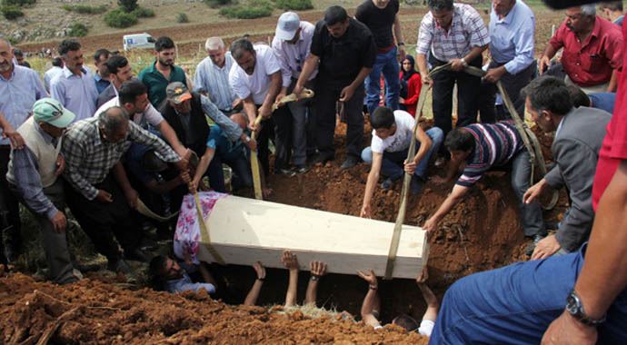 5 dakika arayla öldüler tabutla gömüldüler