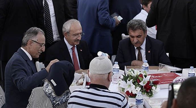 Kılıçdaroğlu Küçükçekmece'de iftar programına katıldı Kılıçdaroğlu Küçükçekmece'de iftar programına katıldı