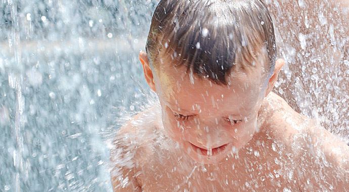 Sıcak çarpmasında soğuk duş şoka sokar Sıcak çarpmasında soğuk duş şoka sokar