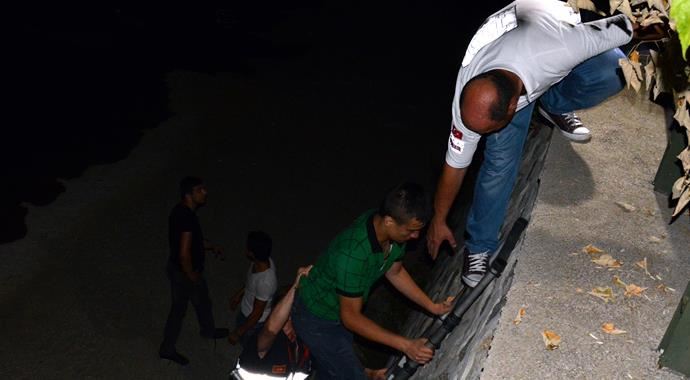 Dereye düşen uyuşturucu bağımlısını itfaiye kurtardı Dereye düşen uyuşturucu bağımlısını itfaiye kurtardı