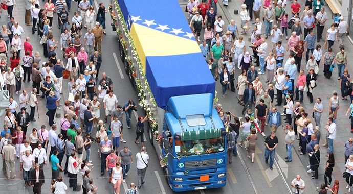 Soykırımda hayatını kaybedelenlerin cenazelerini taşıyan tır, Saraybosna&#039;da