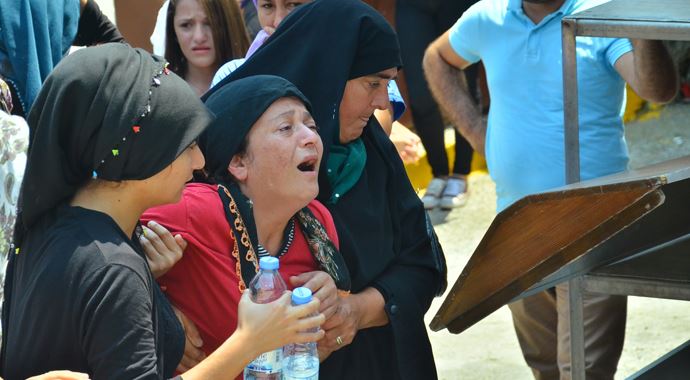 Plajda ölü bulunan gençlerin cenazeleri ailelerine verildi Plajda ölü bulunan gençlerin cenazeleri ailelerine verildi