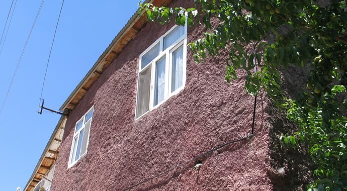 Sinekliği açılan pencereden düşen 2 yaşındaki çocuk öldü Sinekliği açılan pencereden düşen 2 yaşındaki çocuk öldü