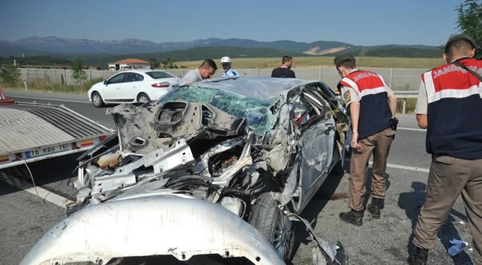 Otomobil devrildi, 4 kişi yaralandı Otomobil devrildi, 4 kişi yaralandı