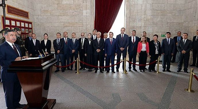 TBMM Başkanlık Divanı'ndan Anıtkabir'e ziyaret TBMM Başkanlık Divanı'ndan Anıtkabir'e ziyaret