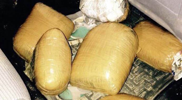 Kamyon kasasından 442 kilogram esrar çıktı Kamyon kasasından 442 kilogram esrar çıktı