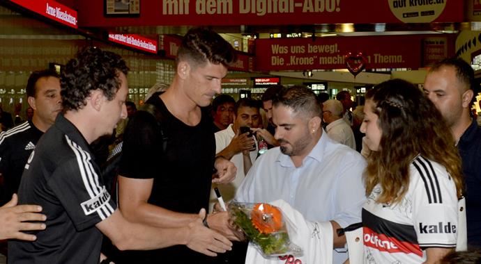 Gomez'e görkemli karşılama Gomez'e görkemli karşılama