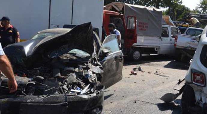 Zincirleme kazada 10 kişi yaralandı Zincirleme kazada 10 kişi yaralandı