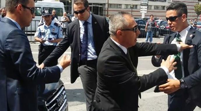 Cenaze sonrası yüksek gerilim! Cenaze sonrası yüksek gerilim!