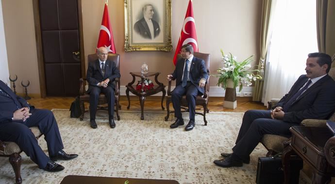 Davutoğlu-Bahçeli görüşmesindeki siyah çantanın sırrı