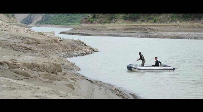 Çoruh Nehri'ne giren kardeşlerden biri boğuldu Çoruh Nehri'ne giren kardeşlerden biri boğuldu