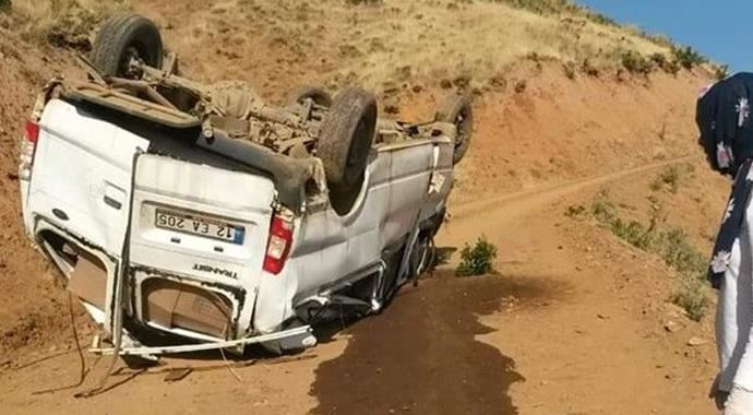 Minibüs devrildi: 2 ölü, 8 yaralı Minibüs devrildi: 2 ölü, 8 yaralı