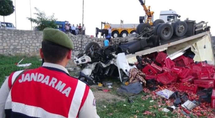 Kamyon takla attı: 1 ölü, 1 yaralı Kamyon takla attı: 1 ölü, 1 yaralı