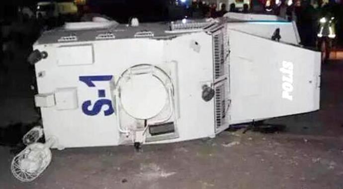 Diyarbakır'da saldırıya uğrayan polislere yardıma giden araç devrildi Diyarbakır'da saldırıya uğrayan polislere yardıma giden araç devrildi