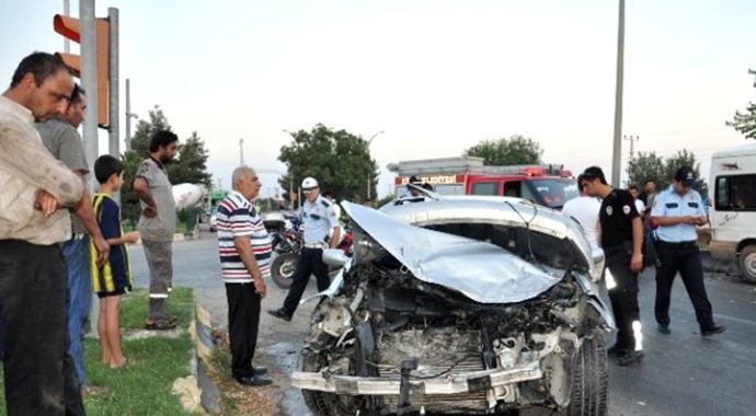Minibüs ile otomobil çarpıştı çok sayıda yaralı var