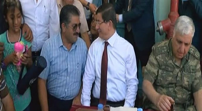 Başbakan Davutoğlu köy kahvesinde çay içti