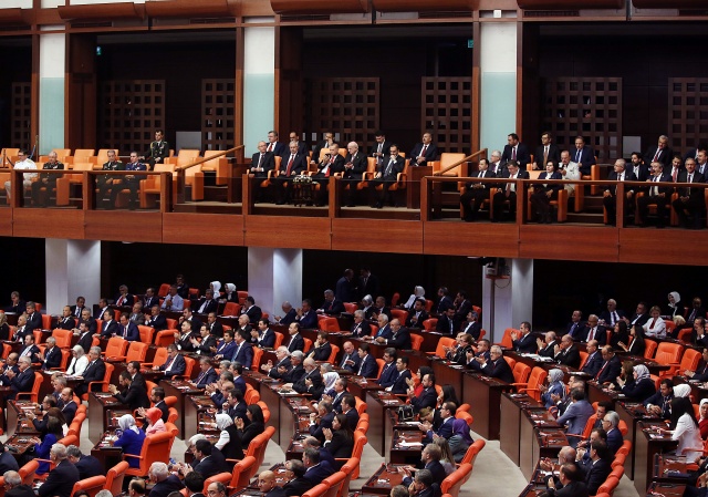 Törenin ardından Cumhurbaşkanı Erdoğan, yeni sistemin ilk Cumhurbaşkanı olarak akşam saat 21.30'de yeni kabineyi açıklayacak. Böylece, Cumhurbaşkanlığı Hükûmet Sistemi de resmen başlamış olacak. Aynı gün ilk Cumhurbaşkanlığı KHK'sı da yayınlanacak. Erdoğan, salı günü devlet geleneğine uygun şekilde ilk yurt dışı ziyaretini, dost ve kardeş ülkeler Azerbaycan ile KKTC’ye gerçekleştirecek.