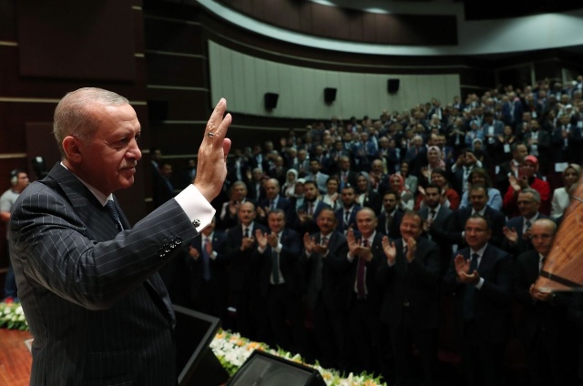 Milletvekilleri TBMM'de ant içti, Türkiye farklı bir döneme ilk adımı attı. Cumhurbaşkanı Recep Tayyip Erdoğan, bugün 16.30'da yemin ederek yeni dönemi resmen başlatacak. TBMM’de yapacağı yemin töreninin ardından mazbatasını alacak olan Erdoğan, TBMM’deki tören sonrası Anıtkabir’i ziyaret edecek.
