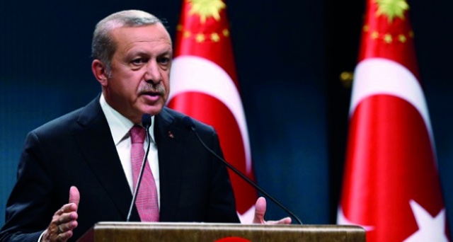 Kısa sürede memurların maaşını bile ödeyemez duruma düşen Erbil yönetimi, Ankara ile tekrar yakınlaşmak istemiş, Cumhurbaşkanı Recep Tayyip Erdoğan'ın Barzani'ye randevu vermediği konuşulmuştu. Geçtiğimiz hafta seçim zaferinden dolayı Erdoğan'ı arayıp tebrik eden Neçirvan Barzani, aradığı 'tamir' fırsatını da bulmuş oldu. Zaman zaman terör örgütü PKK aleyhine Ankara'nın hoşuna gidecek açıklamalarda da bulunan Barzani, bugün hem Erdoğan'ın yemin törenini izleyecek hem de ilişkileri düzeltmenin yollarını arayacak.