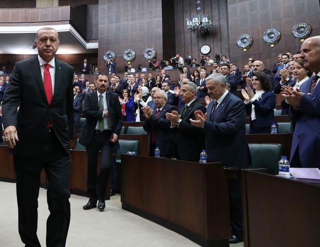 Erdoğan, bugün bakanların yanı sıra cumhurbaşkanı yardımcılarını da açıklayacak.
Yapılan anayasal düzenlemeler kapsamında, cumhurbaşkanı yardımcıları için herhangi bir kriter belirtilmediği gibi, sayısı konusunda da herhangi bir sınırlama bulunmuyor.
Kulislerde, son Başbakan Binali Yıldırım'ın başkan yardımcılığı için adı geçiyordu. Ancak Yıldırım'ın Adalet ve Kalkınma Partisi tarafından TBMM başkanlığına aday gösterilmesinin ardından bu ihtimal de ortadan kalktı.