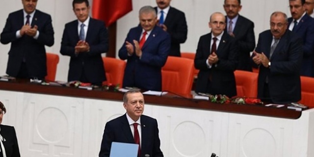 Meclis'in ardından Beştepe'de düzenlenecek göreve başlama töreninin ayrıntıları da netleşti. Beştepe'de Süvari Birliği'nin ve 101 pare top atışıyla karşılanacak Cumhurbaşkanı, 10 bine yakın davetliyi ağırlayacak. Dünyanın farklı ülkelerinden davetlilerin yanı sıra, dünyanın çeşitli ülkelerinden 50'nin üzerinde devlet ve hükümet başkanı da törende hazır bulunacak.