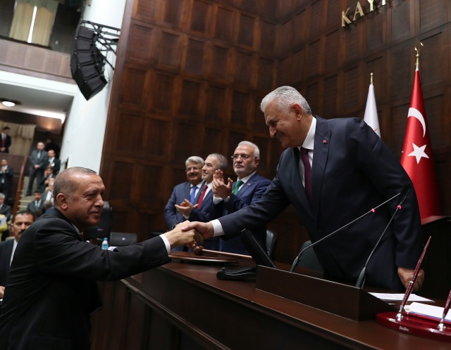 Misafirlere, akide şekeri ve darphane tarafından özel bastırılan bir yüzünde Cumhurbaşkanlığı Külliyesi diğer yüzünde de göreve başlama törenine ilişkin enstantanelerin bulunduğu, 1 liralardan hediye edilecek. Bu özel paraların bir kısmı da piyasaya sürülecek. Tören gününe özel ayrıca pul da bastırılacak.